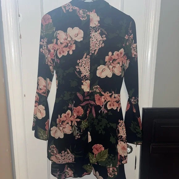 CLOSET CLEAR OUT! 🎉 NWT Parisian floral flare sleeve dress - Picture 5 of 6